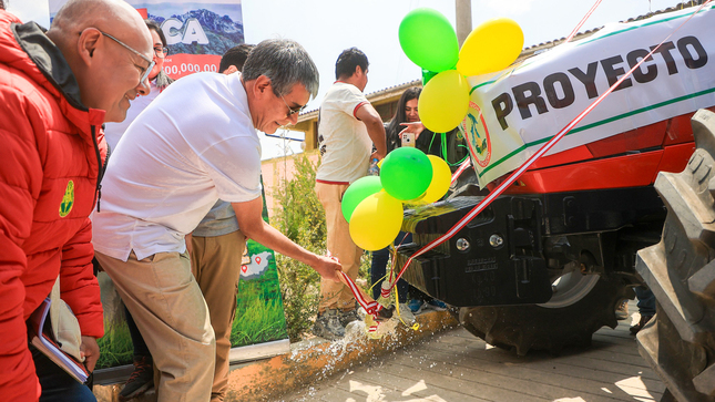 Gobernador Regional de Ayacucho entregó tractor agrícola al proyecto Alpaca 