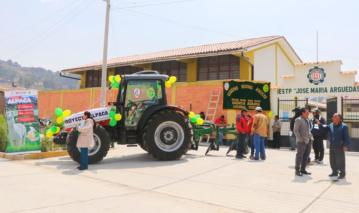 Gobernador Regional de Ayacucho entregó tractor agrícola al proyecto Alpaca 