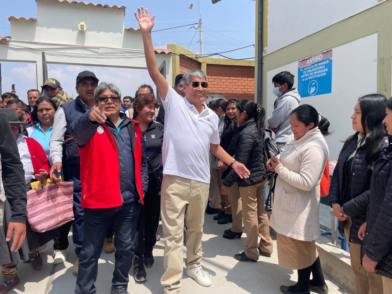 Gobernador Regional de Ayacucho entregó tractor agrícola al proyecto Alpaca 