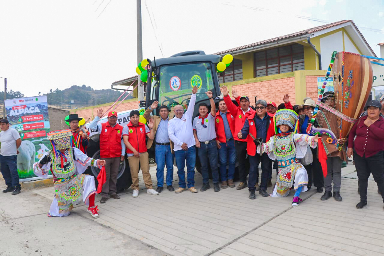 Gobernador Regional de Ayacucho entregó tractor agrícola al proyecto Alpaca 