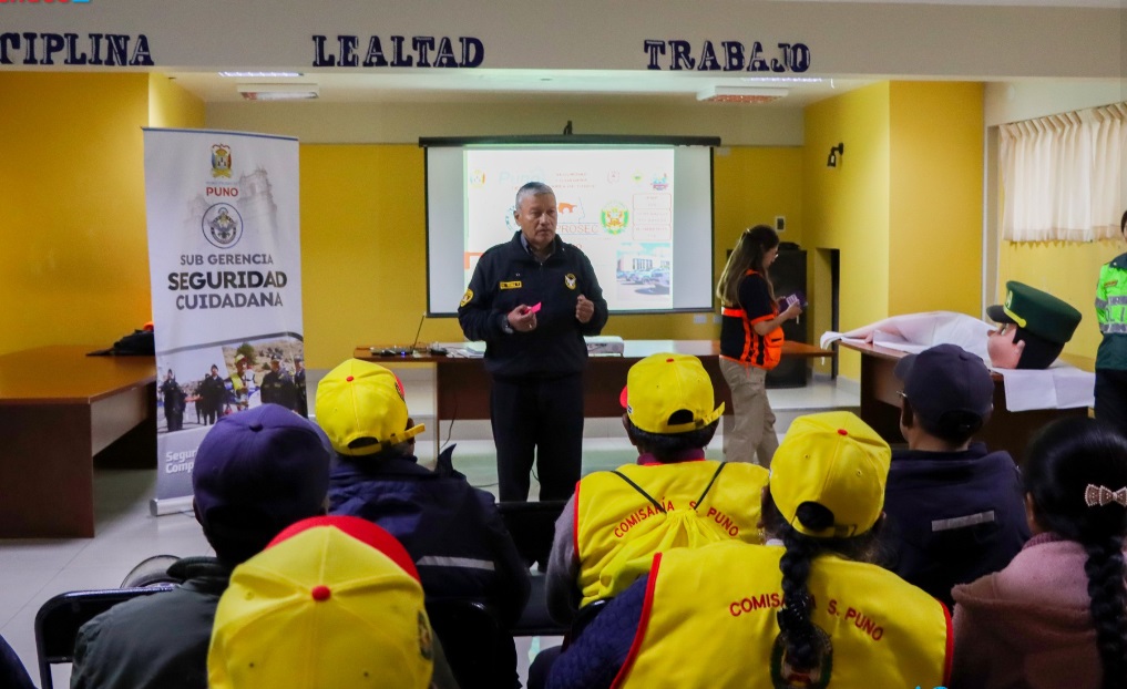 Juntas vecinales reciben capacitación de INDECI sobre plan familiar ante emergencias: "La seguridad viene de casa"