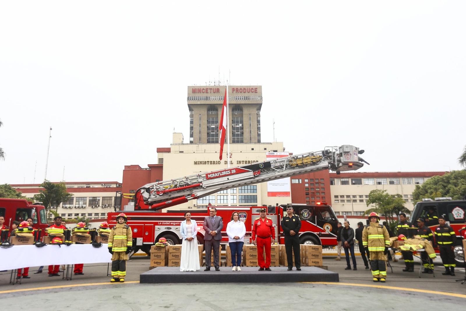 Presidenta de la República entrega equipos de protección personal a bomberos voluntarios en ceremonia oficial