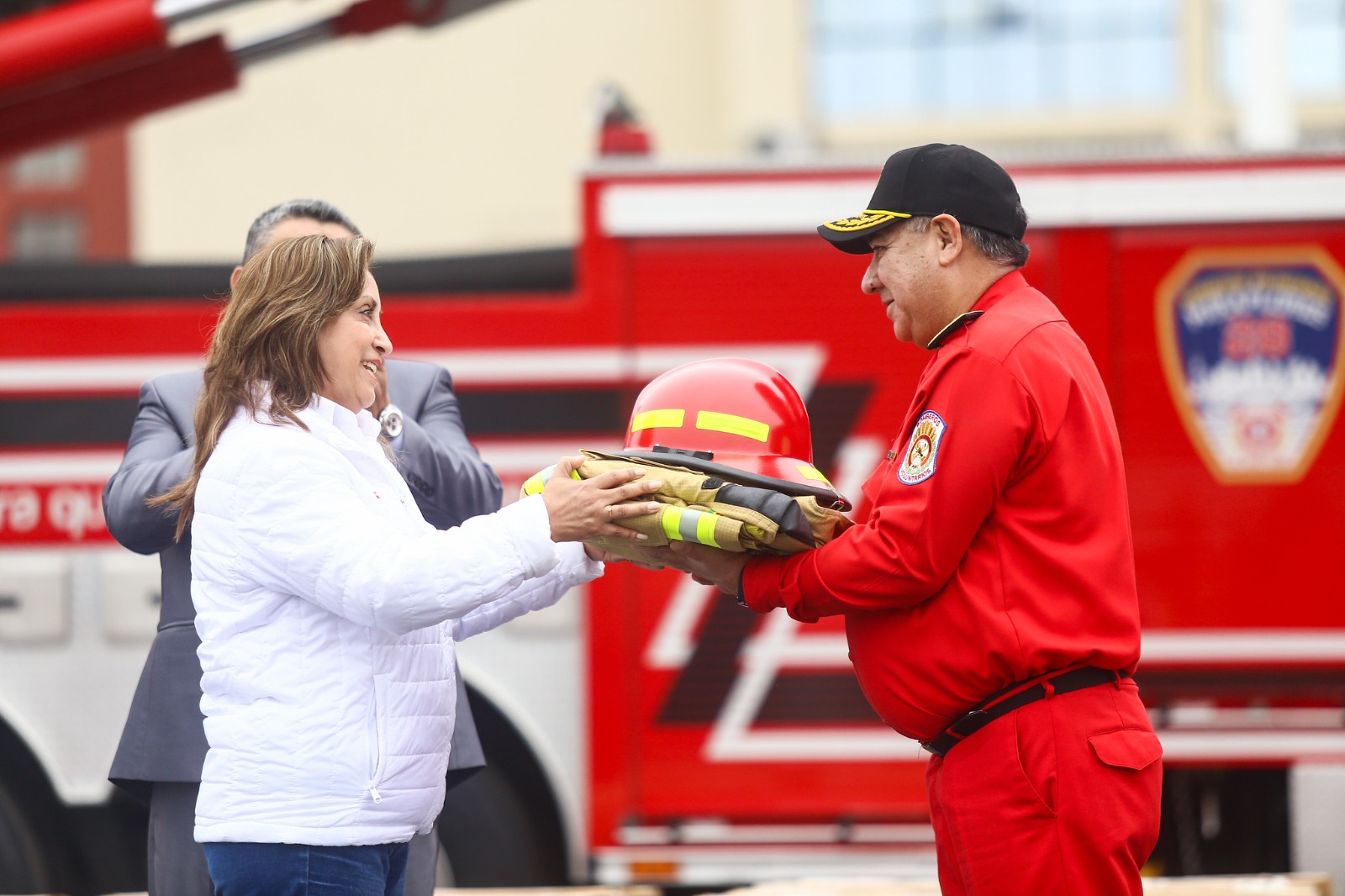Presidenta de la República entrega equipos de protección personal a bomberos voluntarios en ceremonia oficial
