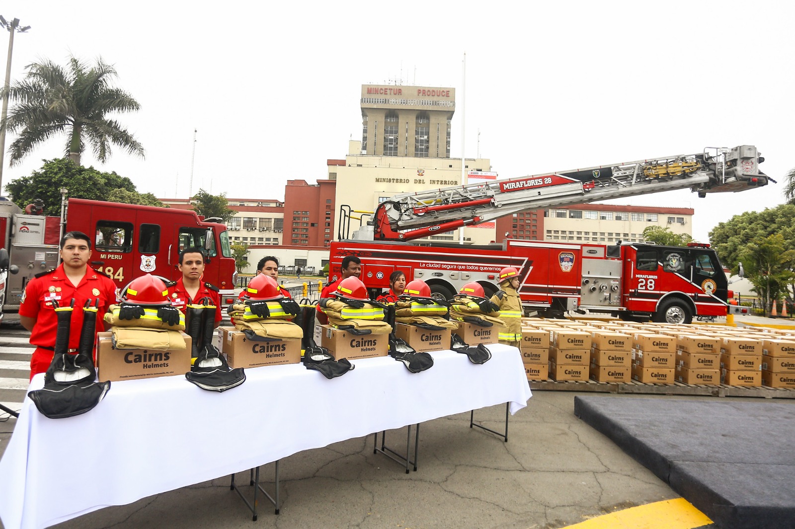 Presidenta de la República entrega equipos de protección personal a bomberos voluntarios en ceremonia oficial