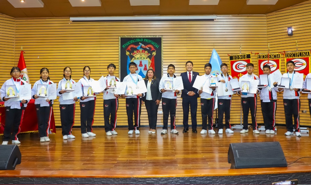 Alcalde de Puno Javier Ponce reconoce a estudiantes destacados del colegio Cramer por representar al Perú en Olimpiadas Matemáticas