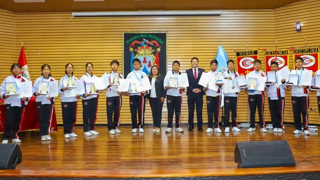 Alcalde de Puno Javier Ponce reconoce a estudiantes destacados del colegio Cramer por representar al Perú en Olimpiadas Matemáticas