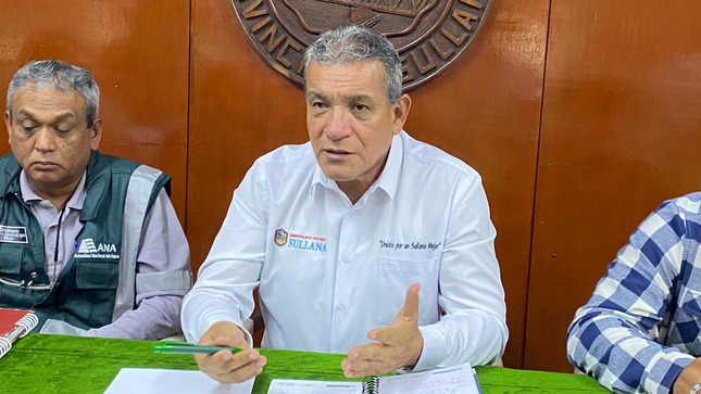 En un esfuerzo conjunto por enfrentar la grave crisis hídrica que afecta a la región Piura, el alcalde de Sullana, Marlem Mogollón, convocó a los alcaldes provinciales y distritales de toda la región para solicitar al Gobierno Central la declaratoria de emergencia debido al alarmante déficit de agua. Sin embargo, a pesar de la importancia de la reunión, los alcaldes provinciales y distritales no acudieron al encuentro.
No obstante, en la reunión realizada este 19 de septiembre en la Municipalidad Provincial de Sullana, participaron representantes de la Autoridad Nacional del Agua y de la Junta de Usuarios del Chira; donde se abordó la crítica situación del reservorio de Poechos, que ha registrado niveles históricamente bajos, poniendo en riesgo la producción agrícola, base del sustento económico de la región. Según el informe técnico presentado por el Proyecto Especial Chira-Piura, la represa de Poechos, principal fuente de agua para los agricultores, se encuentra en niveles mínimos debido a la falta de lluvias en la parte alta de la cuenca.
Durante el encuentro se acordó hacer un llamado a todos los alcaldes provinciales y distritales de la región para que se sumen activamente a los esfuerzos que se vienen desarrollando. Se hizo un énfasis especial en la importancia de su participación comprometida y coordinada para avanzar de manera eficiente en beneficio de los agricultores y la población en general.
El alcalde reiteró la necesidad urgente de solicitar al Gobierno Central la declaratoria de emergencia por el inminente déficit hídrico. La situación actual pone en peligro las cosechas, lo que afectaría directamente los ingresos de los agricultores y a miles de familias en toda la región.
