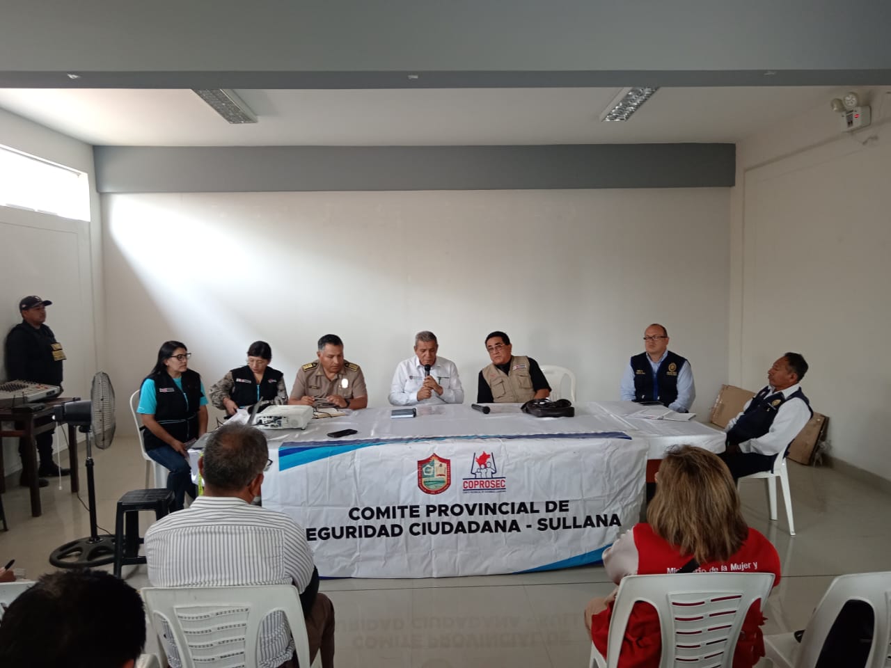 El alcalde de Sullana, Ing. Marlem Mogollón Meca, participó en sesión del Comité Provincial de Seguridad Ciudadana (COPROSEC), donde estuvieron presentes dos funcionarias del Ministerio del Interior (MININTER), quienes expusieron los programas de "Barrio Seguro" y "Amanecer Seguro" para combatir la delincuencia en la jurisdicción.
Durante la sesión, las representantes del MININTER expusieron sobre "Barrio Seguro", una estrategia multisectorial que busca mejorar la seguridad ciudadana mediante acciones coordinadas entre diversos sectores del gobierno. Esta iniciativa tiene como objetivo recuperar espacios públicos, y reducir los índices de criminalidad en zonas vulnerables.
Por otro lado, se dio cuenta del operativo policial "Amanecer Seguro", que tiene como objetivo incrementar la presencia policial en las calles y prevenir delitos. En la Provincia, se ha realizado un operativo conjuntamente con el Personal de Serenazgo, la División de Orden Público y Seguridad de Sullana (DIVOPUS), comisarios de diferentes comisarías y más 300 efectivos policiales.
El alcalde Marlem Mogollón, reiteró su apoyo a estas iniciativas, resaltando la importancia de la colaboración entre las autoridades locales y el gobierno central para garantizar la seguridad de todos los sullaneros.