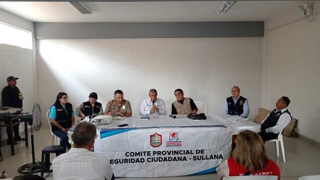 El alcalde de Sullana, Ing. Marlem Mogollón Meca, participó en sesión del Comité Provincial de Seguridad Ciudadana (COPROSEC), donde estuvieron presentes dos funcionarias del Ministerio del Interior (MININTER), quienes expusieron los programas de "Barrio Seguro" y "Amanecer Seguro" para combatir la delincuencia en la jurisdicción.
Durante la sesión, las representantes del MININTER expusieron sobre "Barrio Seguro", una estrategia multisectorial que busca mejorar la seguridad ciudadana mediante acciones coordinadas entre diversos sectores del gobierno. Esta iniciativa tiene como objetivo recuperar espacios públicos, y reducir los índices de criminalidad en zonas vulnerables.
Por otro lado, se dio cuenta del operativo policial "Amanecer Seguro", que tiene como objetivo incrementar la presencia policial en las calles y prevenir delitos. En la Provincia, se ha realizado un operativo conjuntamente con el Personal de Serenazgo, la División de Orden Público y Seguridad de Sullana (DIVOPUS), comisarios de diferentes comisarías y más 300 efectivos policiales.
El alcalde Marlem Mogollón, reiteró su apoyo a estas iniciativas, resaltando la importancia de la colaboración entre las autoridades locales y el gobierno central para garantizar la seguridad de todos los sullaneros.
