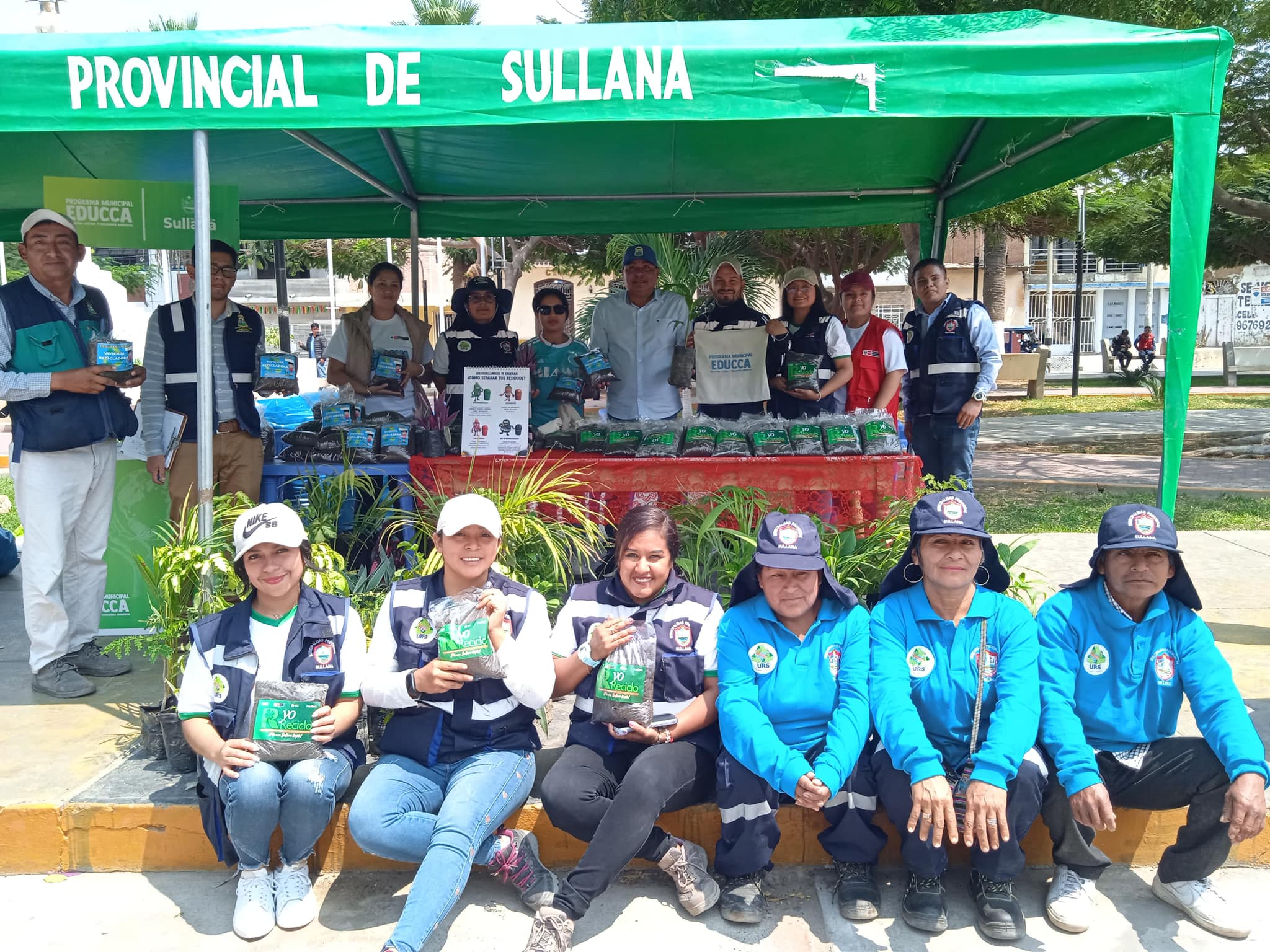 Para impulsar el cuidado del medio ambiente y en cumplimiento de los objetivos del Plan EDUCCA y RECICLA, la gestión del alcalde Ing. Marlem Mogollón Meca, en colaboración con la Municipalidad Distrital de Querecotillo, realizó el evento de ecotrueque, organizado por la Unidad de Residuos Sólidos en el Día de la Gestión Integral de los Residuos Sólidos (DIADESOL).
La actividad permitió el intercambio de plantas, compost, chalecos deportivos, útiles escolares y bolsos ecológicos a cambio de material reciclable, logrando recolectar un total de 552.35 kg de residuos inorgánicos. Este material fue entregado a la Asociación de Recicladores “Ecoplan”, destacando el compromiso de la gestión con la economía circular y la valorización de residuos.
El alcalde Marlem Mogollón, se compromete a seguir fomentando este tipo de actividades, que no solo concientizan a la población sobre el reciclaje, sino que también contribuyen al desarrollo sostenible de la provincia.
Este ecotrueque refuerza la promoción de iniciativas ecológicas, consolidando su visión de un Sullana más consciente, inclusiva y comprometida con el futuro ambiental.