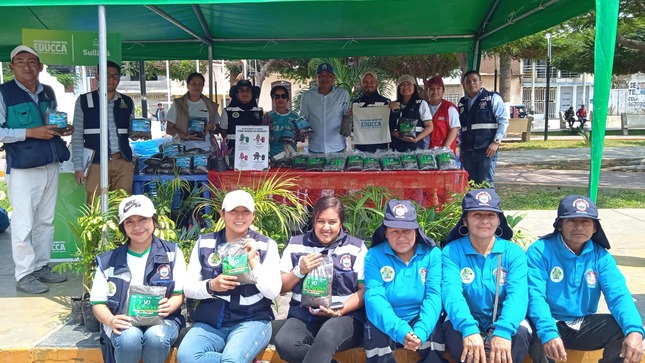 Para impulsar el cuidado del medio ambiente y en cumplimiento de los objetivos del Plan EDUCCA y RECICLA, la gestión del alcalde Ing. Marlem Mogollón Meca, en colaboración con la Municipalidad Distrital de Querecotillo, realizó el evento de ecotrueque, organizado por la Unidad de Residuos Sólidos en el Día de la Gestión Integral de los Residuos Sólidos (DIADESOL).
La actividad permitió el intercambio de plantas, compost, chalecos deportivos, útiles escolares y bolsos ecológicos a cambio de material reciclable, logrando recolectar un total de 552.35 kg de residuos inorgánicos. Este material fue entregado a la Asociación de Recicladores “Ecoplan”, destacando el compromiso de la gestión con la economía circular y la valorización de residuos.
El alcalde Marlem Mogollón, se compromete a seguir fomentando este tipo de actividades, que no solo concientizan a la población sobre el reciclaje, sino que también contribuyen al desarrollo sostenible de la provincia.
Este ecotrueque refuerza la promoción de iniciativas ecológicas, consolidando su visión de un Sullana más consciente, inclusiva y comprometida con el futuro ambiental.
