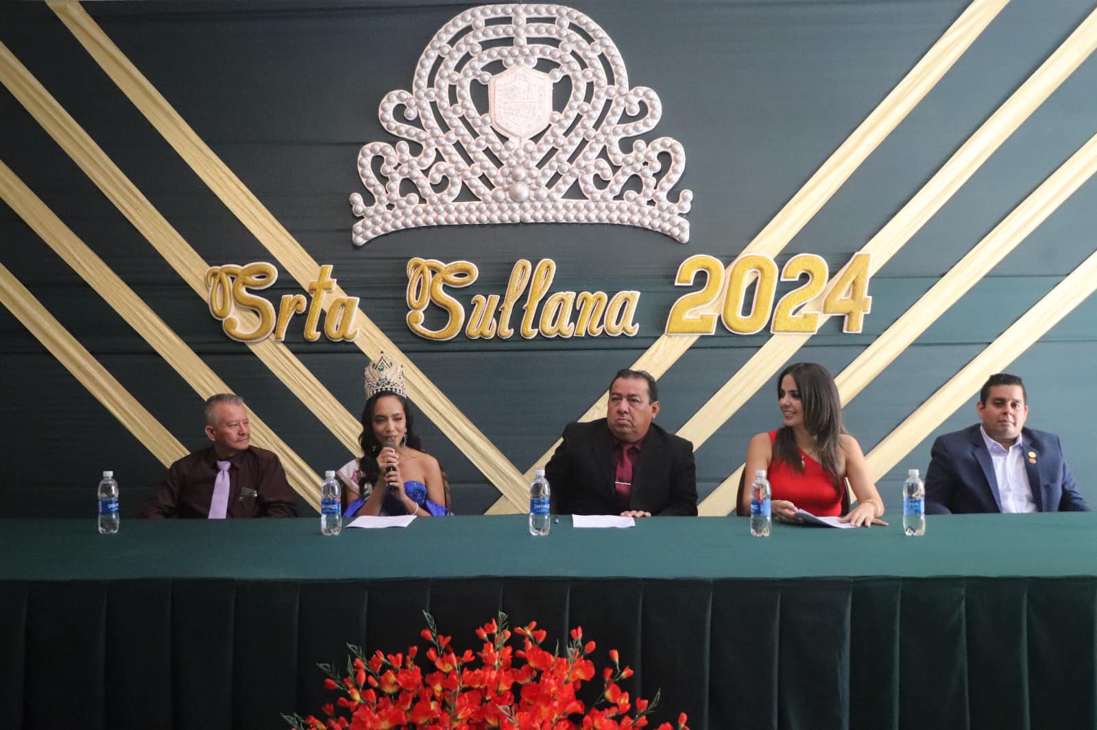 Este 20 de septiembre se realizó la conferencia de prensa para anunciar el certamen de belleza “Señorita Sullana 2024” organizado por la Municipalidad Provincial de Sullana. El evento fue organizado para informar sobre el inicio de las inscripciones e invitar a las jóvenes sullaneras a participar en este importante certamen, en el marco de las celebraciones por el aniversario de la provincia.
La conferencia contó con la presencia de la actual Miss Sullana 2023, Victoria Valdez Castillo, la coordinadora del certamen, Alejandra Aguinaga, y los regidores Oswaldo Clavijo Heras (Presidente de la Comisión de Festejos), Diego Pulache Celi y Julio Ruiz Zapata.
Victoria Valdez invitó a las señoritas de la provincia a ser parte del certamen, compartiendo su experiencia: “Es una grata y bonita experiencia ser representante de la provincia de Sullana. Me siento orgullosa de haber participado y sé que, con esfuerzo, ustedes pueden ser las próximas Señorita Sullana 2024”, expresó.
Por su parte, la coordinadora Alejandra Aguinaga anunció que las inscripciones estarán abiertas desde hoy, 20 de septiembre, hasta el 30 de septiembre. En tanto, la noche del certamen de elección se realizará el 26 de octubre en la Plaza de Armas. Las interesadas deberán acudir a la Oficina de Comunicación e Imagen Institucional de la Municipalidad de Sullana y presentar una copia de su DNI y declaraciones juradas de no poseer antecedentes penales ni policiales.
El regidor Oswaldo Clavijo Heras, presidente de la comisión de aniversario, destacó la importancia del certamen como parte de las celebraciones del aniversario de la provincia. Los regidores Diego Pulache y Julio Ruiz, por su parte, reafirmaron su compromiso de apoyar el desarrollo del evento, invitando a las jóvenes de la provincia a participar activamente.