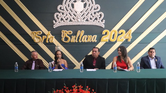 Este 20 de septiembre se realizó la conferencia de prensa para anunciar el certamen de belleza “Señorita Sullana 2024” organizado por la Municipalidad Provincial de Sullana. El evento fue organizado para informar sobre el inicio de las inscripciones e invitar a las jóvenes sullaneras a participar en este importante certamen, en el marco de las celebraciones por el aniversario de la provincia.
La conferencia contó con la presencia de la actual Miss Sullana 2023, Victoria Valdez Castillo, la coordinadora del certamen, Alejandra Aguinaga, y los regidores Oswaldo Clavijo Heras (Presidente de la Comisión de Festejos), Diego Pulache Celi y Julio Ruiz Zapata.
Victoria Valdez invitó a las señoritas de la provincia a ser parte del certamen, compartiendo su experiencia: “Es una grata y bonita experiencia ser representante de la provincia de Sullana. Me siento orgullosa de haber participado y sé que, con esfuerzo, ustedes pueden ser las próximas Señorita Sullana 2024”, expresó.
Por su parte, la coordinadora Alejandra Aguinaga anunció que las inscripciones estarán abiertas desde hoy, 20 de septiembre, hasta el 30 de septiembre. En tanto, la noche del certamen de elección se realizará el 26 de octubre en la Plaza de Armas. Las interesadas deberán acudir a la Oficina de Comunicación e Imagen Institucional de la Municipalidad de Sullana y presentar una copia de su DNI y declaraciones juradas de no poseer antecedentes penales ni policiales.
El regidor Oswaldo Clavijo Heras, presidente de la comisión de aniversario, destacó la importancia del certamen como parte de las celebraciones del aniversario de la provincia. Los regidores Diego Pulache y Julio Ruiz, por su parte, reafirmaron su compromiso de apoyar el desarrollo del evento, invitando a las jóvenes de la provincia a participar activamente.
