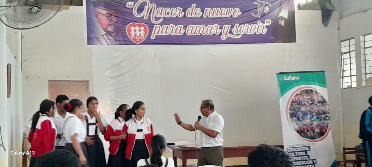 Taller "Preparando a nuestros jóvenes hoy, para el liderazgo de mañana", se llevó a cabo en la I.E. Fe y Alegría N° 18, donde estudiantes de la I.E. Santa Teresa, I.E. Juan Velasco Alvarado participaron, con el objetivo de fomentar el liderazgo y convivencia escolar.
La Dra. Milagros Natividad Álamo, del Ministerio Público destacó la importancia de que los estudiantes conozcan sus derechos y el cumplimiento de los derechos fundamentales de todas las personas. Por su parte, el Lic. Carlos Cerro Maza, de la Subgerencia de Participación Ciudadana, enfatizó la necesidad de implementar acciones preventivas en la convivencia escolar y de desarrollar propuestas para prevenir situaciones de violencia.
Durante el taller, los estudiantes participaron representando roles dentro de su grupo de trabajo, donde se asumió el rol de líder, demostrando de esa manera su capacidad para el trabajo en equipo, siempre con respeto y democracia.
Esta iniciativa se llevó a cabo gracias al trabajo coordinado del subgerente de Educación, Lic. Houidini Guerrero Torres, profesor Benjamín Farfán, y el profesor Milton Saavedra Nizama.