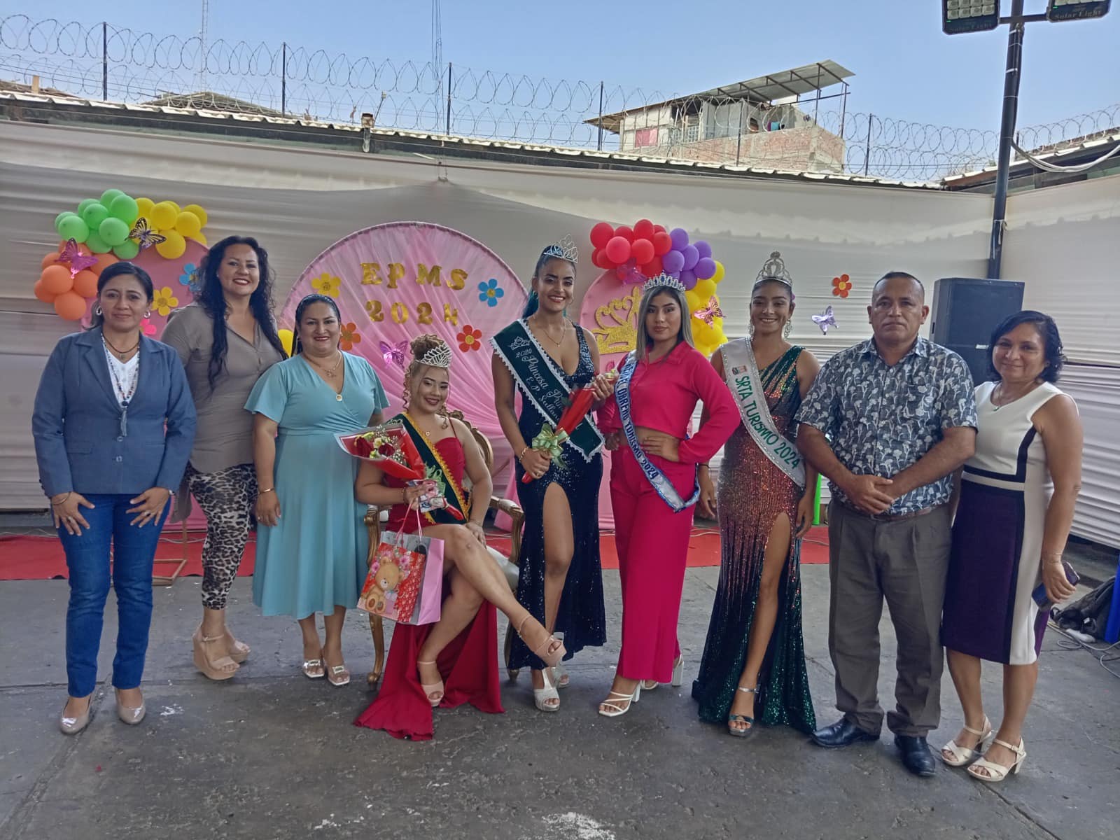En una emotiva jornada por el Día de la Primavera, el Instituto Nacional Penitenciario (IMPE), en coordinación con la Municipalidad Provincial de Sullana y la JUVECO del barrio Leticia, que preside Milton Ojeda Cruz, realizaron un certamen de belleza en el Centro Penitenciario de Sullana. El evento, tuvo como objetivo promover la confraternidad y resaltar el talento y la cultura de las internas, incluyó presentaciones de bailes típicos y exhibiciones artísticas de nuestra provincia.
La directora del centro, Ing. Milagros Sosa García, destacó la importancia de este tipo de actividades para la rehabilitación y crecimiento personal de las internas. "Ellas están privadas de su libertad, pero no de demostrar que son mujeres guerreras", manifestó, agradeciendo a todas las entidades que hicieron posible la organización del evento.
En representación del alcalde de Sullana, Ing. Marlem Mogollón Meca, la subgerente de Desarrollo Turístico, Mgter. Flor Otero, instó a las participantes a luchar por sus sueños, amar la vida y superarse cada día, resaltando que estas iniciativas son fundamentales para fortalecer la integración y el respeto dentro del penal.
El certamen también contó con la presencia del gerente de Desarrollo Social, Lic. José Luis Chozo, y un destacado jurado conformado por la empresaria Wendy Terrones, la Srta. Turismo y la Srta. Turismo de Querecotillo.