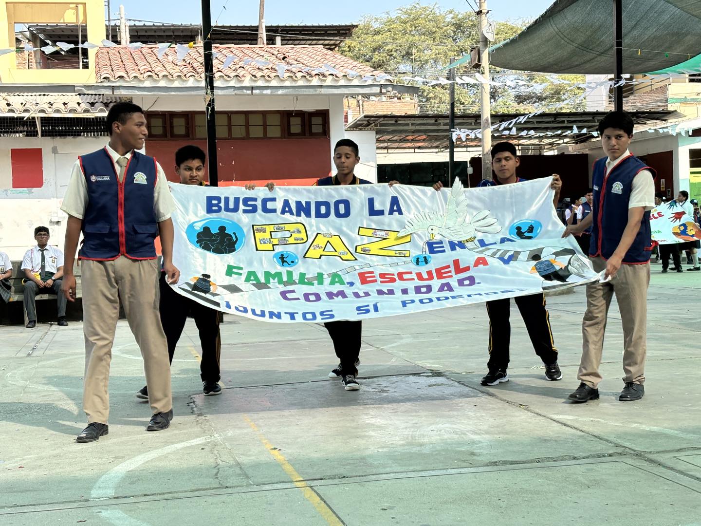 En el marco de la conmemoración del Día de la Paz, los Serenos Escolares de diversas instituciones educativas de Sullana demostraron su compromiso con la convivencia pacífica al participar en el Concurso de Pancartas y Barras realizado en la I.E. José Cardó.
El evento, que congregó a cerca de 600 personas entre estudiantes, docentes y autoridades, contó con la participación de 19 instituciones educativas, entre ellas la I.E. Fe y Alegría, José Cardó, Luciano Castillo Colona, José Matías Manzanilla y Carlos Augusto Salaverry.
Los estudiantes, a través de sus creativas pancartas y entusiastas barras, expresaron mensajes de paz, tolerancia y respeto, demostrando así su compromiso con la construcción de una sociedad más justa y equitativa.
En el primer puesto del concurso de pancartas lo obtuvo la I.E. Carlos Agusto Salaverry y el segundo puesto la I.E. José Cardo. Asimismo, en el concurso de barras gano el primer puesto Fe Alegría y el segundo puesto lo obtuvo José Cardo.
El jurado, conformado por el gerente de Seguridad Ciudadana y Gestión de Riesgos, Bruno Guillen Vivanco, y las especialistas de UGEL, Mgtr. Betty Llacsahuanga Chumacero y Lic. Iris Guillermina Córdova.
Por otra parte, la coordinadora de Serenos Escolares, Prof. Gladys Urbina Yacila, agradeció el apoyo del Ing. Marlem Mogollón, alcalde de la Municipalidad de Sullana y la directora de la I.E. José Cardo, Lic. Beatriz Transmonte por fomentar estas actividades y cultivar en los estudiantes el significado de la paz.