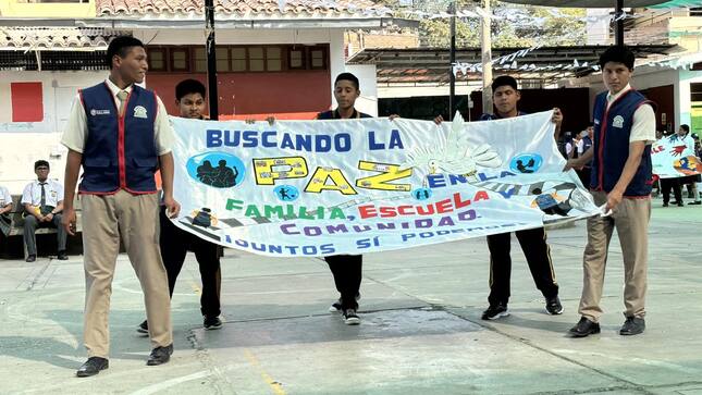 En el marco de la conmemoración del Día de la Paz, los Serenos Escolares de diversas instituciones educativas de Sullana demostraron su compromiso con la convivencia pacífica al participar en el Concurso de Pancartas y Barras realizado en la I.E. José Cardó.
El evento, que congregó a cerca de 600 personas entre estudiantes, docentes y autoridades, contó con la participación de 19 instituciones educativas, entre ellas la I.E. Fe y Alegría, José Cardó, Luciano Castillo Colona, José Matías Manzanilla y Carlos Augusto Salaverry.
Los estudiantes, a través de sus creativas pancartas y entusiastas barras, expresaron mensajes de paz, tolerancia y respeto, demostrando así su compromiso con la construcción de una sociedad más justa y equitativa.
En el primer puesto del concurso de pancartas lo obtuvo la I.E. Carlos Agusto Salaverry y el segundo puesto la I.E. José Cardo. Asimismo, en el concurso de barras gano el primer puesto Fe Alegría y el segundo puesto lo obtuvo José Cardo.
El jurado, conformado por el gerente de Seguridad Ciudadana y Gestión de Riesgos, Bruno Guillen Vivanco, y las especialistas de UGEL, Mgtr. Betty Llacsahuanga Chumacero y Lic. Iris Guillermina Córdova.
Por otra parte, la coordinadora de Serenos Escolares, Prof. Gladys Urbina Yacila, agradeció el apoyo del Ing. Marlem Mogollón, alcalde de la Municipalidad de Sullana y la directora de la I.E. José Cardo, Lic. Beatriz Transmonte por fomentar estas actividades y cultivar en los estudiantes el significado de la paz.
