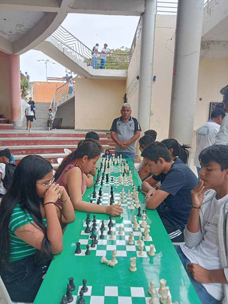 LA Municipalidad Provincial de Sullana, bajo la gestión del alcalde provincial, Ing. Marlem Mogollón Meca, realizó el Segundo Campeonato Regional de Ajedrez en el anfiteatro del Centro de Convenciones, con el objetivo de fomentar las disciplinas deportivas y la interacción social entre jóvenes de la provincia.
El Lic. Houdini Guerrero Torres, subgerente de Educación, Cultura, Deportes, Recreación y Juventudes, resaltó el rol de los padres en motivar a los participantes a seguir desarrollándose en el deporte ciencia. Por su parte, el profesor Carlos Clendenes Purizaca, destacó la importancia del trabajo constante en el ámbito deportivo. Asimismo, el regidor Ing. Jorge Rodríguez instó a seguir fortaleciendo las actividades del área.
Además, el instructor Paolo Jobino Castro comentó sobre el impacto positivo de estos eventos en la comprensión y el desarrollo personal de niños, adolescentes y jóvenes. La premiación fue conducida por el árbitro oficial Alfredo Reto Valdivieso y con la presencia del profesor Jaime Otero, resultando como ganadores las los siguientes jóvenes.
- Sub 08:
1. Santiago Alexander Cardoza Feria - 5 puntos
2. Eliette Joanni Miranda Castillo - 3.5 puntos
3. Alfredo Jesús Reto Gómez Anderssen - 3 puntos
- Sub 12:
1. Víctor Gabriel Córdova Castillo - 5 puntos
2. Iann Abdiel Castillo Cornejo - 4 puntos
3. Kevin del Piero Carrasco Crisanto - 4 puntos
- Sub 14:
1. Franshesko Emiliano Ortiz Torres - 5 puntos
2. Mateo Santiago Castromonte Alburquerque - 3.5 puntos
3. Isai David Miranda Castillo - 3.5 puntos
- Sub 17:
1. Jonathan Smith Ramírez Linares - 4.5 puntos
2. Gabriel Ernesto Ynga Cisneros - 4 puntos
3. Gustavo Alejandro Olórtegui Juárez - 4 puntos
Al finalizar el evento, se anunció que el Tercer Campeonato Regional de Ajedrez se realizará el 25 de octubre. La gestión del alcalde Mogollón continua comprometida con el desarrollo de la juventud mediante el impulso de actividades deportivas y recreativas.