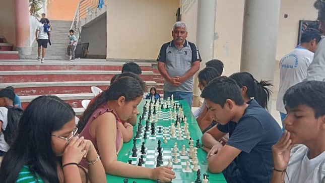 LA Municipalidad Provincial de Sullana, bajo la gestión del alcalde provincial, Ing. Marlem Mogollón Meca, realizó el Segundo Campeonato Regional de Ajedrez en el anfiteatro del Centro de Convenciones, con el objetivo de fomentar las disciplinas deportivas y la interacción social entre jóvenes de la provincia.
El Lic. Houdini Guerrero Torres, subgerente de Educación, Cultura, Deportes, Recreación y Juventudes, resaltó el rol de los padres en motivar a los participantes a seguir desarrollándose en el deporte ciencia. Por su parte, el profesor Carlos Clendenes Purizaca, destacó la importancia del trabajo constante en el ámbito deportivo. Asimismo, el regidor Ing. Jorge Rodríguez instó a seguir fortaleciendo las actividades del área.
Además, el instructor Paolo Jobino Castro comentó sobre el impacto positivo de estos eventos en la comprensión y el desarrollo personal de niños, adolescentes y jóvenes. La premiación fue conducida por el árbitro oficial Alfredo Reto Valdivieso y con la presencia del profesor Jaime Otero, resultando como ganadores las los siguientes jóvenes. 
- Sub 08:
1. Santiago Alexander Cardoza Feria - 5 puntos
2. Eliette Joanni Miranda Castillo - 3.5 puntos
3. Alfredo Jesús Reto Gómez Anderssen - 3 puntos
- Sub 12:
1. Víctor Gabriel Córdova Castillo - 5 puntos
2. Iann Abdiel Castillo Cornejo - 4 puntos
3. Kevin del Piero Carrasco Crisanto - 4 puntos
- Sub 14:
1. Franshesko Emiliano Ortiz Torres - 5 puntos
2. Mateo Santiago Castromonte Alburquerque - 3.5 puntos
3. Isai David Miranda Castillo - 3.5 puntos
- Sub 17:
1. Jonathan Smith Ramírez Linares - 4.5 puntos
2. Gabriel Ernesto Ynga Cisneros - 4 puntos
3. Gustavo Alejandro Olórtegui Juárez - 4 puntos
Al finalizar el evento, se anunció que el Tercer Campeonato Regional de Ajedrez se realizará el 25 de octubre. La gestión del alcalde Mogollón continua comprometida con el desarrollo de la juventud mediante el impulso de actividades deportivas y recreativas.
