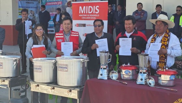 Municipalidad Distrital de Pomata en Puno entrega utensilios de cocina a instituciones educativas usuarias de Qali Warma