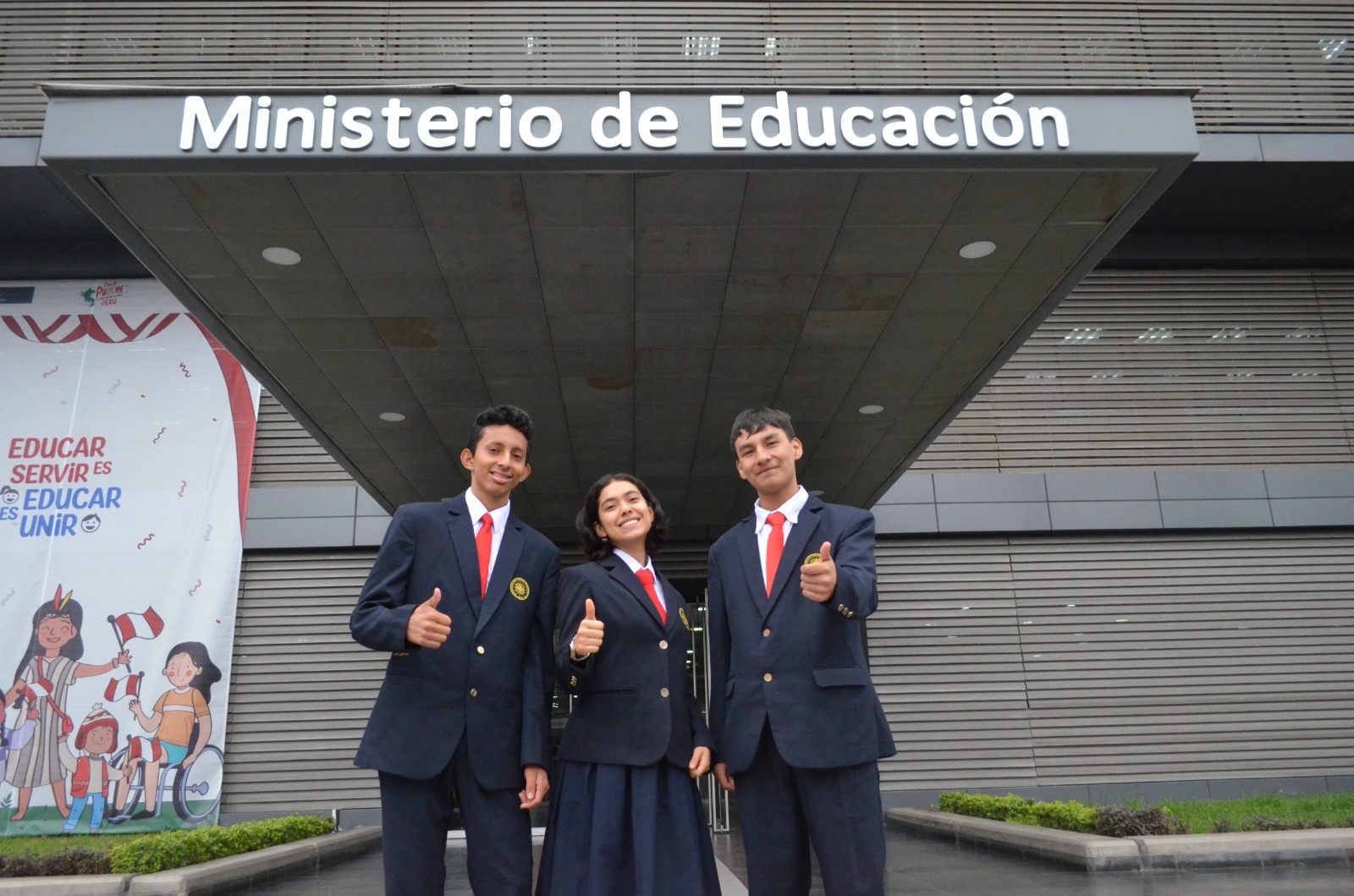 Con entusiasmo y ganas de demostrar sus destrezas y habilidades para diseñar propuestas, aplicando normas técnicas sostenibles y replicables en la comunidad, una delegación del COAR San Martín representará al Perú en la 19.a edición de la Olimpiada Internacional de Normalización 2024, que se llevará a cabo en Asan-si, Corea del Sur, del 12 al 14 de agosto.
Alessia Carolina Abad Rojas (13), Rodrigo Jhoel Bustamante García (15) y Gales Epifanio Pérez Fernández (15) son los escolares peruanos que competirán con 40 equipos estudiantiles de 15 países de Asia, Europa y de las economías del Foro de Cooperación Económica Asia Pacífico. Ellos viajarán acompañados por su tutora Karen González.
Horas antes de viajar a Corea del Sur, los escolares visitaron el Ministerio de Educación y fueron recibidos por el director general de Servicios Educativos Especializados, Roy Carbajal, y la directora de Educación Básica para Estudiantes con Desempeño Sobresaliente y Alto Rendimiento, Elvira Pacherres, quienes les desearon éxitos en este nuevo reto.
Los escolares del COAR San Martín lograron su pase a la competencia internacional luego de ganar el primer puesto en la Sexta Olimpiada Nacional de Normalización, organizada por el Instituto Nacional de Calidad del Ministerio de la Producción, con una propuesta sobre la eficiencia energética y energías limpias para el desarrollo sostenible.
El certamen internacional, organizado por la Agencia de Normalización de Corea, tiene como objetivo mostrar a las nuevas generaciones la forma en que la estandarización impacta en la vida cotidiana mediante el uso de normas técnicas internacionales.
Cabe resaltar que los estudiantes de los COAR tienen amplia experiencia en este tipo de concurso. En 2015, cuando iniciaron su participación, lograron la medalla de oro; en el 2016 y 2018, obtuvieron la de bronce; en 2019, conquistaron la de plata y el año pasado se hicieron nuevamente de la medalla de oro.