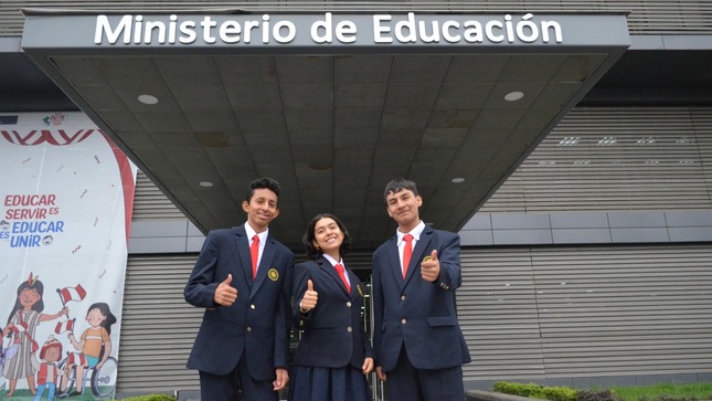 Con entusiasmo y ganas de demostrar sus destrezas y habilidades para diseñar propuestas, aplicando normas técnicas sostenibles y replicables en la comunidad, una delegación del COAR San Martín representará al Perú en la 19.a edición de la Olimpiada Internacional de Normalización 2024, que se llevará a cabo en Asan-si, Corea del Sur, del 12 al 14 de agosto.


Alessia Carolina Abad Rojas (13), Rodrigo Jhoel Bustamante García (15) y Gales Epifanio Pérez Fernández (15) son los escolares peruanos que competirán con 40 equipos estudiantiles de 15 países de Asia, Europa y de las economías del Foro de Cooperación Económica Asia Pacífico. Ellos viajarán acompañados por su tutora Karen González.


Horas antes de viajar a Corea del Sur, los escolares visitaron el Ministerio de Educación y fueron recibidos por el director general de Servicios Educativos Especializados, Roy Carbajal, y la directora de Educación Básica para Estudiantes con Desempeño Sobresaliente y Alto Rendimiento, Elvira Pacherres, quienes les desearon éxitos en este nuevo reto.


Los escolares del COAR San Martín lograron su pase a la competencia internacional luego de ganar el primer puesto en la Sexta Olimpiada Nacional de Normalización, organizada por el Instituto Nacional de Calidad del Ministerio de la Producción, con una propuesta sobre la eficiencia energética y energías limpias para el desarrollo sostenible.


El certamen internacional, organizado por la Agencia de Normalización de Corea, tiene como objetivo mostrar a las nuevas generaciones la forma en que la estandarización impacta en la vida cotidiana mediante el uso de normas técnicas internacionales.


Cabe resaltar que los estudiantes de los COAR tienen amplia experiencia en este tipo de concurso. En 2015, cuando iniciaron su participación, lograron la medalla de oro; en el 2016 y 2018, obtuvieron la de bronce; en 2019, conquistaron la de plata y el año pasado se hicieron nuevamente de la medalla de oro.