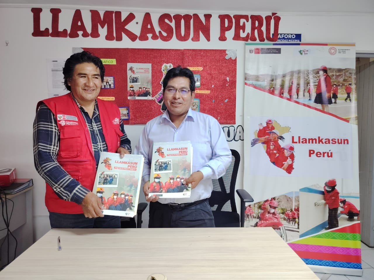 Firmal de Convenio con LLAMKASUN PERÚ
