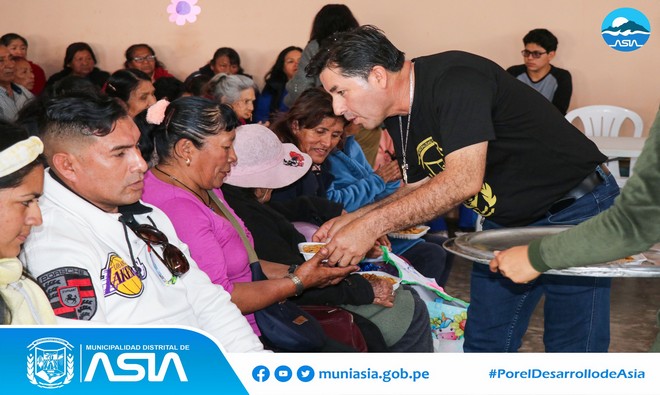 En el marco del inicio de la primavera, la Municipalidad Distrital de Asia a través del Centro Integral del Adulto Mayor de Asia (CIAM), agasajó a las personas de edad por su valioso aporte en la comunidad, trasmitiendo valores a las nuevas generaciones.
La actividad estuvo encabezada por el alcalde Isaias Alcántara Malásquez, quien coronó a las Reinas de la Primavera 2024, ganadores de sus Anexos. Ellas estuvieron muy felices de participar de la celebración llena de alegría y emoción.
Asimismo, los adultos mayores compartieron un almuerzo de confraternidad y mucho baile, celebrando así la llegada de la primavera con entusiasmo y optimismo.
Finalmente el burgomaestre asiano se comprometió una vez más seguir trabajando por los adultos mayores, cuyas vidas están llenas de experiencias y aprendizaje que nos sirven de ejemplo y enseñanza.
