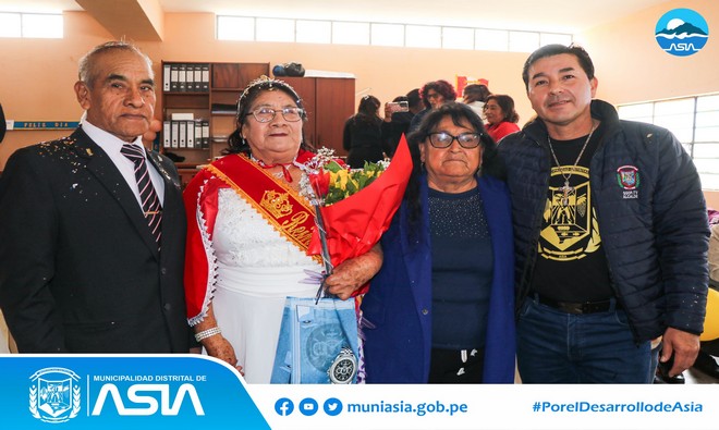 En el marco del inicio de la primavera, la Municipalidad Distrital de Asia a través del Centro Integral del Adulto Mayor de Asia (CIAM), agasajó a las personas de edad por su valioso aporte en la comunidad, trasmitiendo valores a las nuevas generaciones.
La actividad estuvo encabezada por el alcalde Isaias Alcántara Malásquez, quien coronó a las Reinas de la Primavera 2024, ganadores de sus Anexos. Ellas estuvieron muy felices de participar de la celebración llena de alegría y emoción.
Asimismo, los adultos mayores compartieron un almuerzo de confraternidad y mucho baile, celebrando así la llegada de la primavera con entusiasmo y optimismo.
Finalmente el burgomaestre asiano se comprometió una vez más seguir trabajando por los adultos mayores, cuyas vidas están llenas de experiencias y aprendizaje que nos sirven de ejemplo y enseñanza.