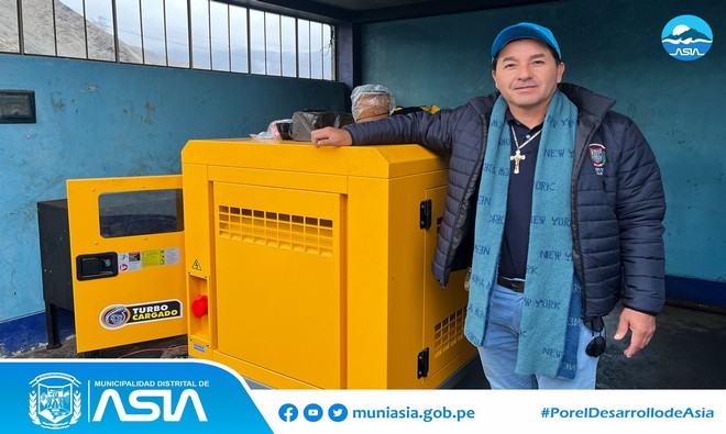 La Municipalidad Distrital de Asia adquirió un grupo electrógeno para mantener la operatividad del pozo “Campanero”, y poder mejorar los servicios del agua potable en los Anexos de La Esquina, Santa Rosa, El Platanal, La Capilla, Santa Cruz y 09 de Octubre.
Con la adquisición del moderno generador eléctrico, se garantizará la continuidad del servicio de agua potable en favor de más de 2 mil familias asianas.
Asimismo, se realizó la prueba de funcionamiento de la maquina con la presencia del alcalde Isaias Alcántara Malásquez, quien expresó que el equipo mejorará la distribución del vital líquido en los diferentes Anexos del distrito.