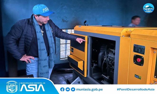 La Municipalidad Distrital de Asia adquirió un grupo electrógeno para mantener la operatividad del pozo “Campanero”, y poder mejorar los servicios del agua potable en los Anexos de La Esquina, Santa Rosa, El Platanal, La Capilla, Santa Cruz y 09 de Octubre.
Con la adquisición del moderno generador eléctrico, se garantizará la continuidad del servicio de agua potable en favor de más de 2 mil familias asianas.
Asimismo, se realizó la prueba de funcionamiento de la maquina con la presencia del alcalde Isaias Alcántara Malásquez, quien expresó que el equipo mejorará la distribución del vital líquido en los diferentes Anexos del distrito.