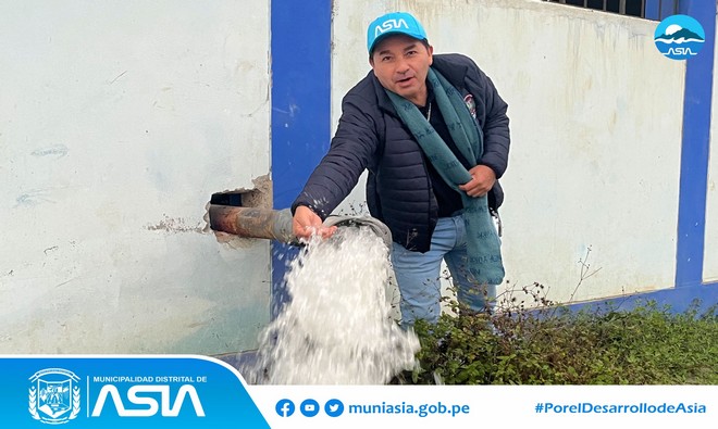 La Municipalidad Distrital de Asia adquirió un grupo electrógeno para mantener la operatividad del pozo “Campanero”, y poder mejorar los servicios del agua potable en los Anexos de La Esquina, Santa Rosa, El Platanal, La Capilla, Santa Cruz y 09 de Octubre.
Con la adquisición del moderno generador eléctrico, se garantizará la continuidad del servicio de agua potable en favor de más de 2 mil familias asianas.
Asimismo, se realizó la prueba de funcionamiento de la maquina con la presencia del alcalde Isaias Alcántara Malásquez, quien expresó que el equipo mejorará la distribución del vital líquido en los diferentes Anexos del distrito.