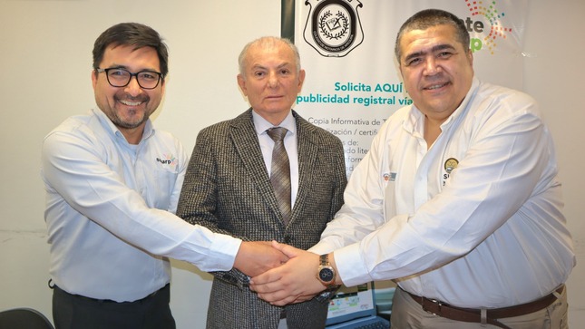 Foto de Superintendente Nacional de los Registros Públicos y representantes del Colegio de Notarios de Arequipa se saludan al inaugurar Agente Sunarp