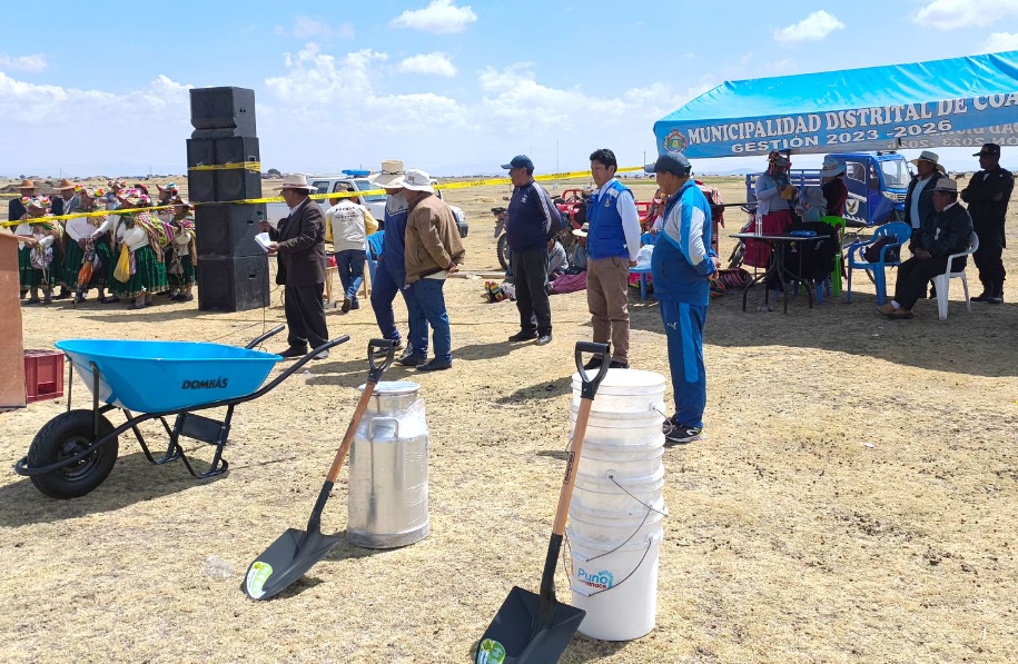 Remate de ganado vacuno en el centro poblado de Carata: entrega de presentes por parte de la Municipalidad Provincial de Puno