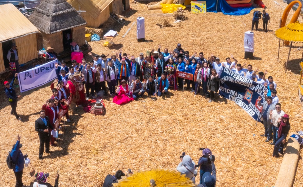 En el majestuoso lago Titicaca se encendió la antorcha para los juegos deportivos universitarios nacionales 2024