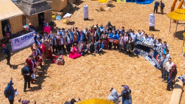 En el majestuoso lago Titicaca se encendió la antorcha para los juegos deportivos universitarios nacionales 2024