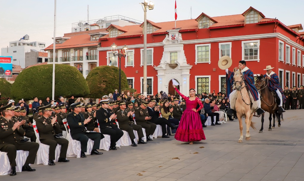 Las Fuerzas Armadas del Perú conmemoran su XLVII Aniversario con una retreta musical en la Plaza Mayor de Puno
