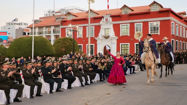 Las Fuerzas Armadas del Perú conmemoran su XLVII Aniversario con una retreta musical en la Plaza Mayor de Puno