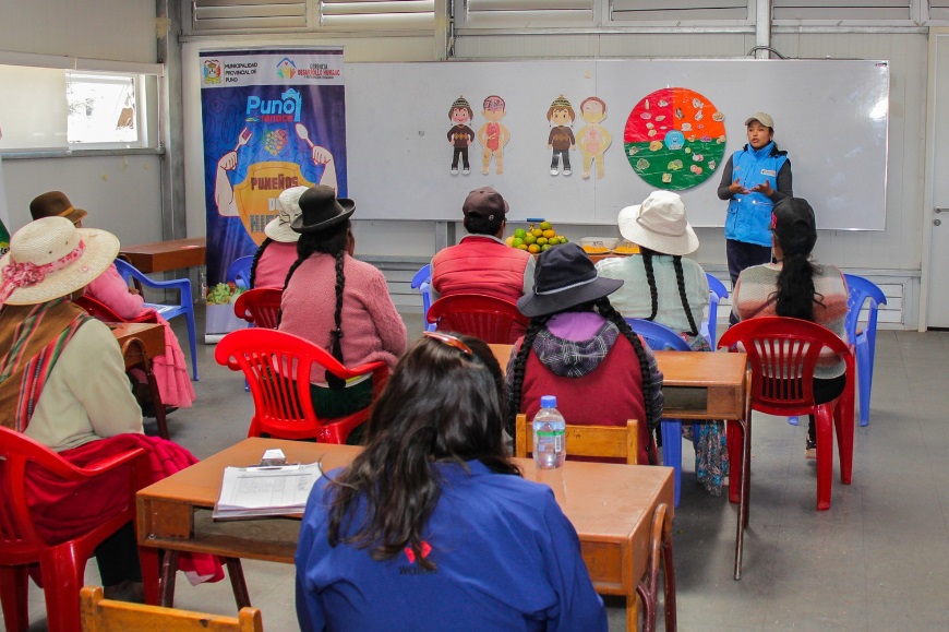Municipalidad Provincial de Puno brinda orientación a padres de familia de la IE Cucho Esqueña sobre crianza afectiva y nutrición infantil