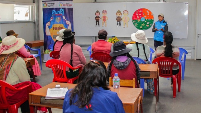 Municipalidad Provincial de Puno brinda orientación a padres de familia de la IE Cucho Esqueña sobre crianza afectiva y nutrición infantil