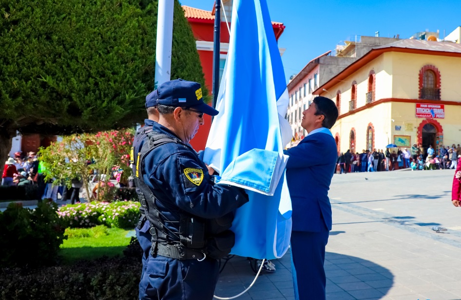 Izamiento pleno del pabellón nacional y desfile cívico-militar conmemoran aniversarios de instituciones representativas en Puno