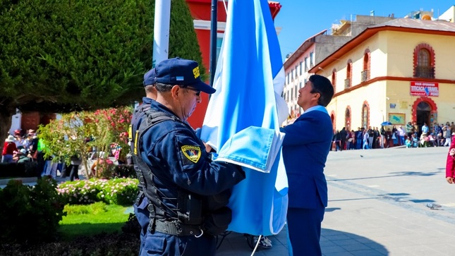 Izamiento pleno del pabellón nacional y desfile cívico-militar conmemoran aniversarios de instituciones representativas en Puno