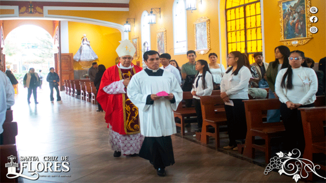 Santa Cruz de Flores recibe la visita del Monseñor Ricardo García para una emotiva misa de confirmación