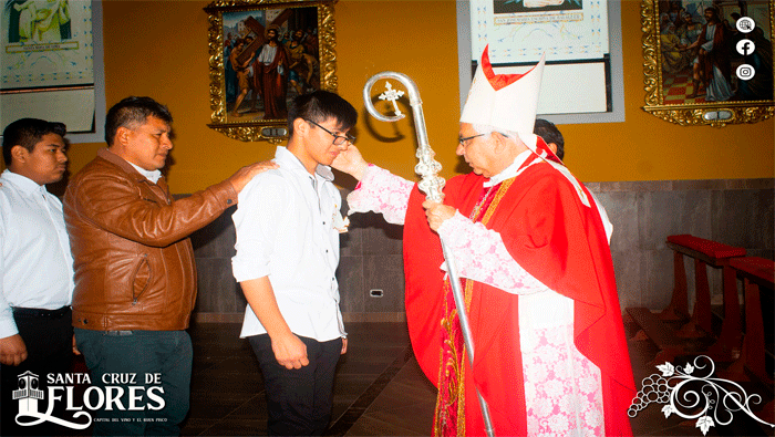 Santa Cruz de Flores recibe la visita del Monseñor Ricardo García para una emotiva misa de confirmación