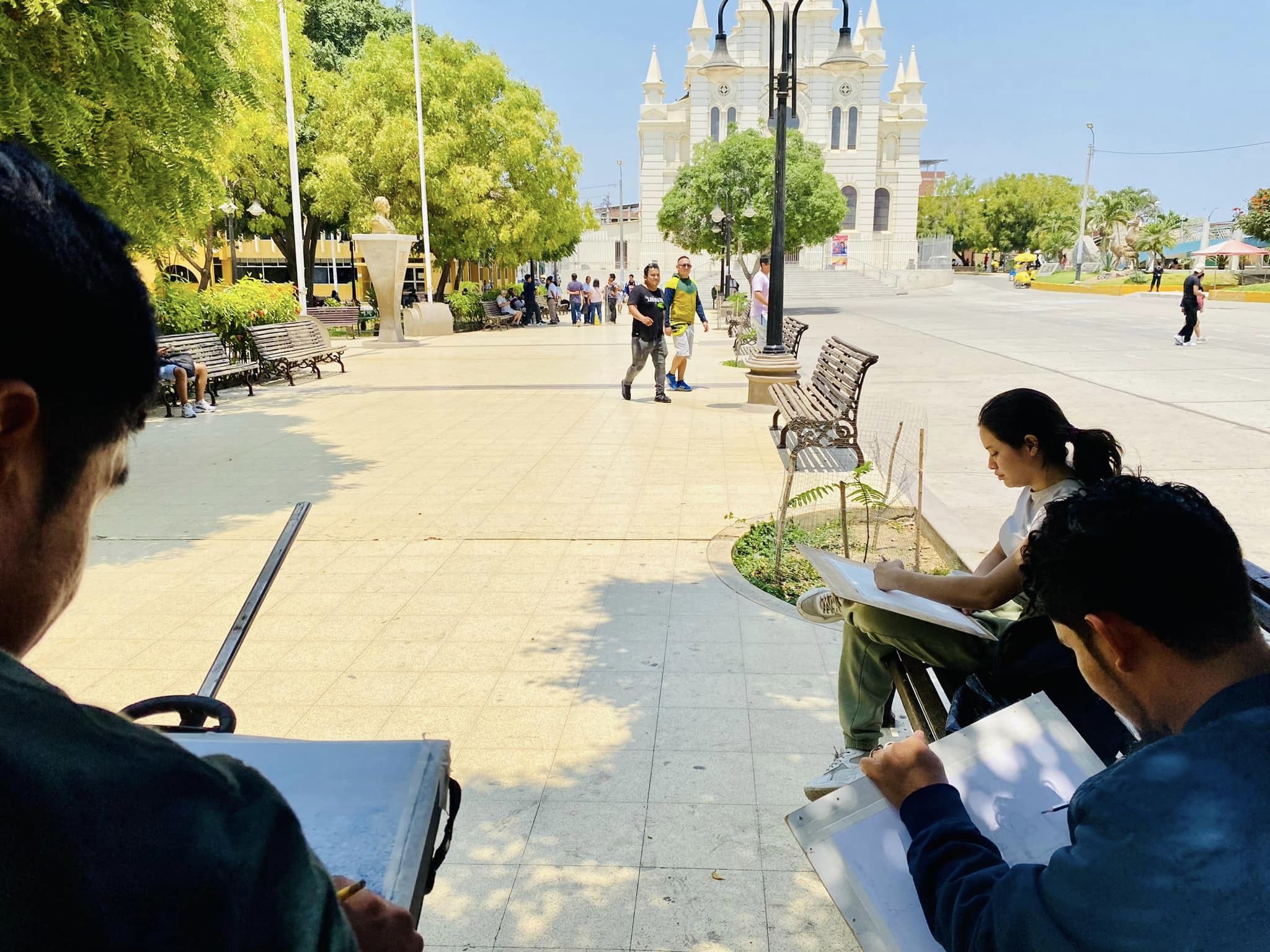 En el marco de las actividades por el Día Mundial del Turismo, se llevó a cabo la Quinta Jornada Acuarelista en Simultáneo (JAS), tanto a nivel nacional como internacional. Este evento tiene como objetivo promover la práctica de la acuarela al aire libre, destacando la cultura de las ciudades y resaltando la belleza paisajística de la región, en esta ocasión, de Sullana.
Organizado por la Asociación “PLEIN AIR Piura” en coordinación con la Subgerencia de Desarrollo Turístico de la Municipalidad Provincial de Sullana, más de 15 jóvenes artistas de la región de Piura vienen participando en este evento, trazando y pintando atractivos turísticos de la ciudad de Sullana.
“La gestión del Ing. Marlem Mogollón busca incentivar a los jóvenes apoyando este tipo de eventos y agradezco a la Asociación “Plein Air Piura” por su colaboración con la municipalidad. Es importante estas iniciativas para descubrir nuevos talentos y permitir que el público aprecie los paisajes de Sullana a través del arte”; expresó la Lic. Flor Otero, Sub Gerente de Desarrollo Turistico.
Por su parte, la coordinadora de “Plein Air Piura”, Srta. Milagritos Chapilliquén Palacios, indicó la relevancia de crear espacios que resalten la belleza y los atractivos turísticos de Sullana mediante la técnica de la acuarela, fomentando el arte, la cultura y el sano esparcimiento en los jóvenes.
Como parte de la iniciativa para poner en valor el Paseo Turicarami, los jóvenes artistas continuarán pintando de 3 a 5 de la tarde, en el sector de los murales. Se invita a la población a acercarse y disfrutar de esta experiencia artística, apreciando el talento y la belleza de las obras que reflejan el arte paisajístico de Sullana.
El evento también contó con la participación de destacados artistas como Jesús Leyton, Juan Carlos Castro, Jhoel Franco Campos y Frank Flores, este último un joven sullanero que recientemente ganó el concurso “Fomentando el Arte” en la ciudad de Cajabamba.