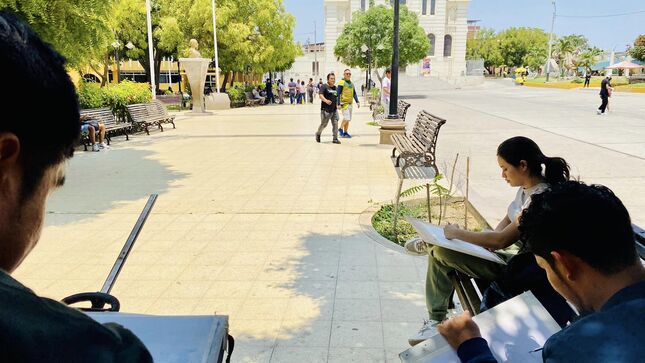 En el marco de las actividades por el Día Mundial del Turismo, se llevó a cabo la Quinta Jornada Acuarelista en Simultáneo (JAS), tanto a nivel nacional como internacional. Este evento tiene como objetivo promover la práctica de la acuarela al aire libre, destacando la cultura de las ciudades y resaltando la belleza paisajística de la región, en esta ocasión, de Sullana.
Organizado por la Asociación “PLEIN AIR Piura” en coordinación con la Subgerencia de Desarrollo Turístico de la Municipalidad Provincial de Sullana, más de 15 jóvenes artistas de la región de Piura vienen participando en este evento, trazando y pintando atractivos turísticos de la ciudad de Sullana. 
“La gestión del Ing. Marlem Mogollón busca incentivar a los jóvenes apoyando este tipo de eventos y agradezco a la Asociación “Plein Air Piura” por su colaboración con la municipalidad. Es importante estas iniciativas para descubrir nuevos talentos y permitir que el público aprecie los paisajes de Sullana a través del arte”; expresó la Lic. Flor Otero, Sub Gerente de Desarrollo Turistico. 
Por su parte, la coordinadora de “Plein Air Piura”, Srta. Milagritos Chapilliquén Palacios, indicó la relevancia de crear espacios que resalten la belleza y los atractivos turísticos de Sullana mediante la técnica de la acuarela, fomentando el arte, la cultura y el sano esparcimiento en los jóvenes.
Como parte de la iniciativa para poner en valor el Paseo Turicarami, los jóvenes artistas continuarán pintando de 3 a 5 de la tarde, en el sector de los murales. Se invita a la población a acercarse y disfrutar de esta experiencia artística, apreciando el talento y la belleza de las obras que reflejan el arte paisajístico de Sullana.
El evento también contó con la participación de destacados artistas como Jesús Leyton, Juan Carlos Castro, Jhoel Franco Campos y Frank Flores, este último un joven sullanero que recientemente ganó el concurso “Fomentando el Arte” en la ciudad de Cajabamba.
