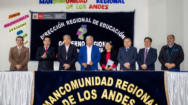 Fotografía protocolar del los Directores de Educación.