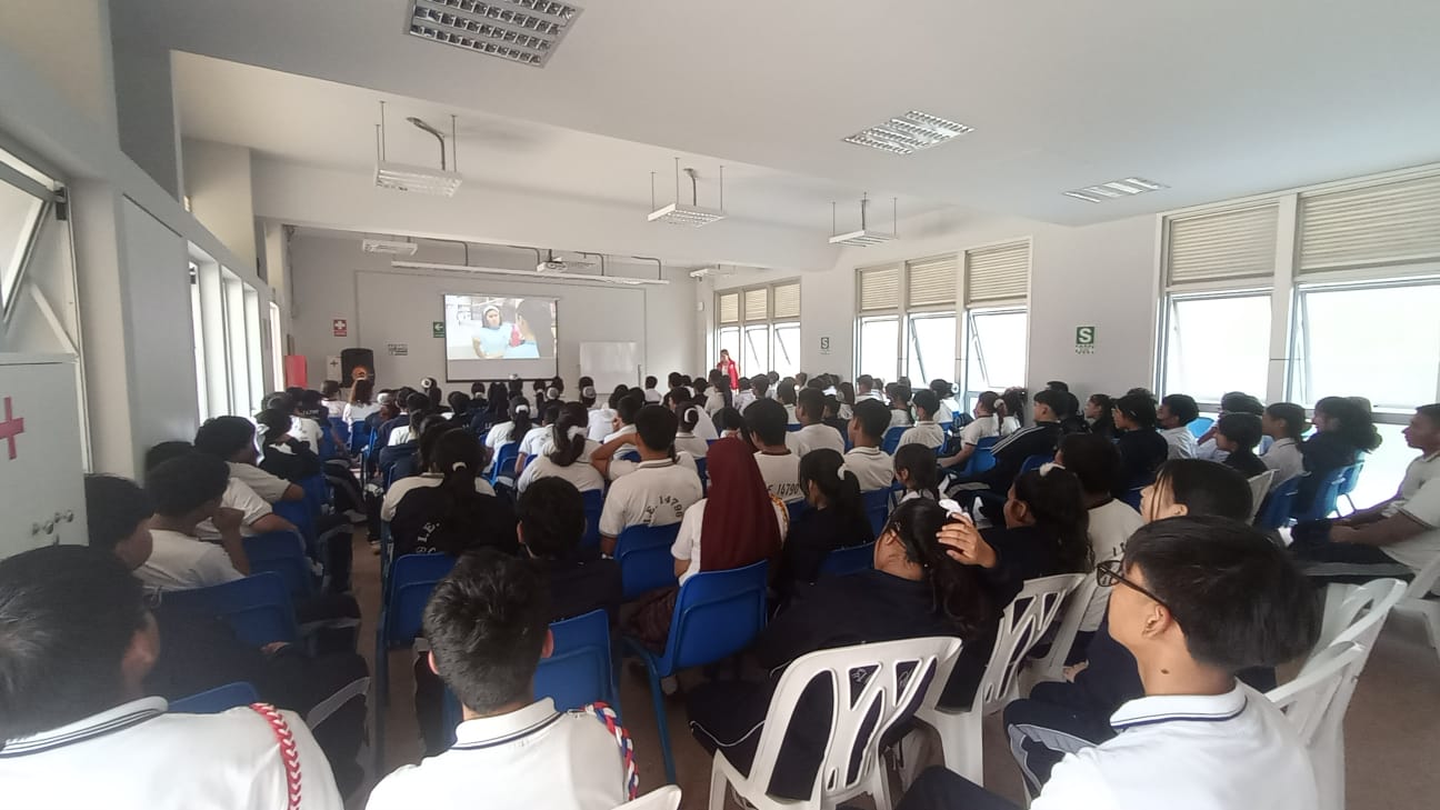 La Subgerencia de Educación, Cultura, Deporte, Recreación y Juventudes, a cargo del Mg. Houdini Guerrero Torres, llevó a cabo un taller en la I.E. 14790 María Ignacia García de González, con la finalidad de abordar temas críticos como el embarazo en adolescentes, la violencia contra la mujer desde las escuelas y el consumo de drogas entre jóvenes. Además, se realizó un tamizaje juvenil para detectar posibles riesgos y establecer un plan de rehabilitación para aquellos jóvenes en situaciones de vulnerabilidad.
Más de 150 estudiantes de 4º y 5to año de secundaria, participaron de la ponencia de la psicóloga Michelle Cisneros, de la obstetra Carmen Rosa Vite y de la psicóloga Claudia Plinday, quienes ofrecieron información y estrategias para los estudiantes. Además, el Coach Carlos Cerro, Subgerente de Participación Vecinal, y el coordinador de Juventudes, Denner Lejabo realizaron una reflexión con los jóvenes sobre los últimos acontecimientos en la provincia de Sullana.
Por su parte, directora la institución, Berta Isabel Cruz Ramírez, agradeció al alcalde Marlem Mogollón Meca por la iniciativa y realización de estos talleres, en la mayoría de las instituciones educativas de la provincia de Sullana. Este esfuerzo es el resultado del trabajo articulado entre la Municipalidad de Sullana, el Centro Emergencia Mujer, los Centros de Salud y la Policía Nacional del Perú.