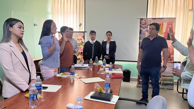 La Municipalidad Provincial de Sullana, a través de la Subgerencia de Desarrollo Turístico, ha iniciado un ambicioso proyecto para impulsar el sector turístico de la provincia. Por primera vez, la Municipalidad viene elaborando el Plan de Desarrollo Turístico Local (PDTL), un instrumento de planificación y gestión que permitirá trazar una hoja de ruta clara para potenciar el turismo en Sullana.
Para ello, se cuenta con la voluntad política del alcalde Marlem Mogollón Meca, quien reconoce a la actividad turística como un sector importante para el desarrollo local.
La Lic. Flor Otero Juárez, subgerente de Desarrollo Turístico, comentó que este plan debe centrarse en un compromiso sólido para superar los desafíos y lograr una implementación exitosa. El PDTL permitirá identificar los atractivos turísticos de Sullana, definir estrategias de promoción y marketing, y establecer alianzas con el sector privado y la comunidad.
Con la elaboración del PDTL, se proyecta en cuatro (04) fases, las cuales son: diseño turístico local, diagnóstico turístico local, análisis estratégico, plan de acción. Asimismo, dentro del análisis externo el aspecto económico, cultural, ecológico (ambiental), tecnológico y social es de vital importancia.
Gracias a este instrumento de planificación y gestión Sullana podría en futuro llegar a ser un destino turístico, capaz de atraer a visitantes nacionales e internacionales y generar un desarrollo sostenible y equitativo.
