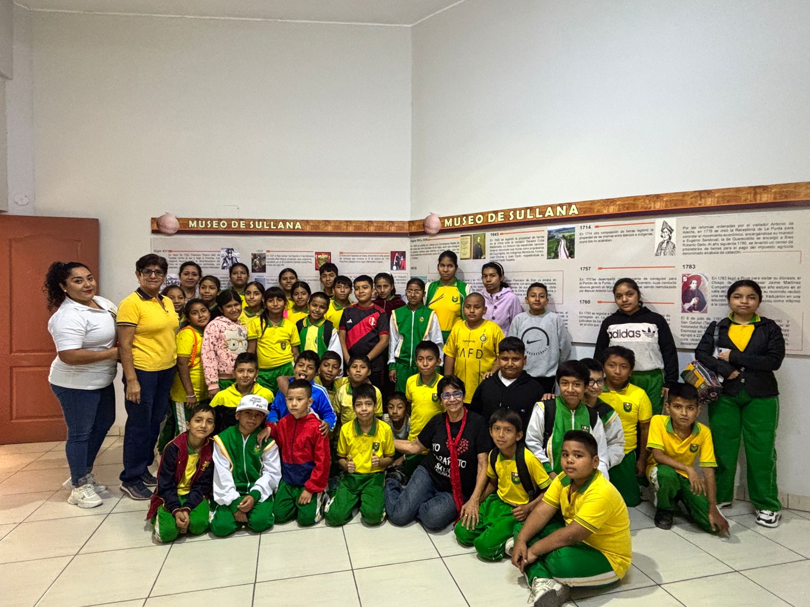 Hoy, la Municipalidad de Sullana abrió sus puertas a los estudiantes de sexto y cuarto grado de la Institución Educativa Juan Velazco Alvarado, quienes realizaron un recorrido por las instalaciones, incluyendo el museo, la biblioteca y otros espacios municipales.
Durante la visita, los alumnos tuvieron la oportunidad de explorar el patrimonio cultural de la provincia, fomentando así su interés por la historia y la educación. La subgerente Flor Otero, junto a la subdirectora Rosa Sopla Ramírez y los profesores Rosa Cochachi, Nadieshda Panta Chumbes y Juan Mejía, guiaron a los estudiantes, asegurando una experiencia enriquecedora y educativa.